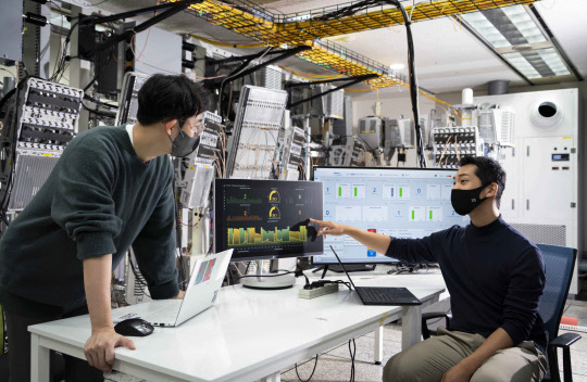 SK텔레콤 연구원들이 트래픽 혼잡 상황에 활용할 수 있는 솔루션을 테스트하고 있다. SK텔레콤 제공